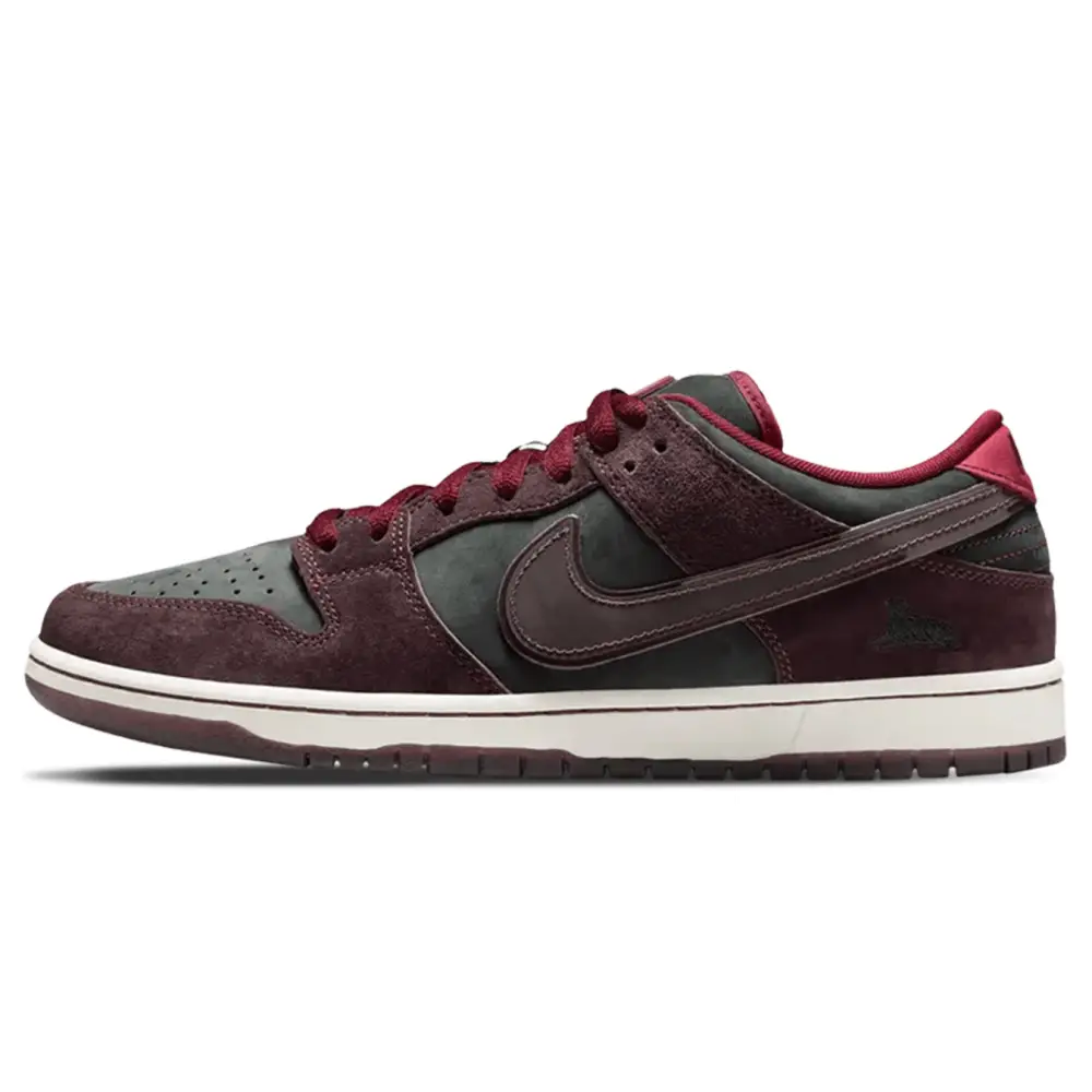 RIOT Skateshop x Nike Dunk SB Low 'Mahogany Dark Beetroot' D25E1182