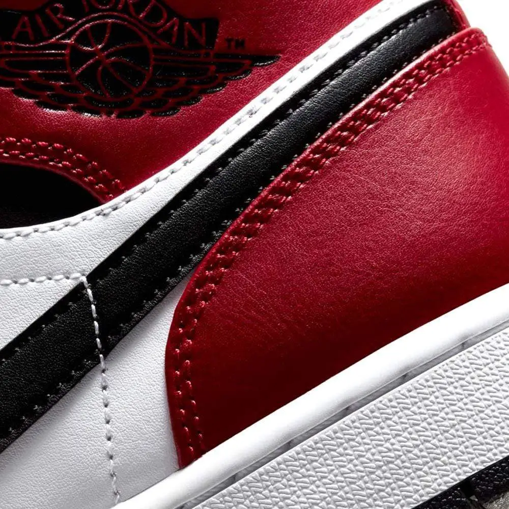 Air Jordan 1 Mid 'Chicago Black Toe' 