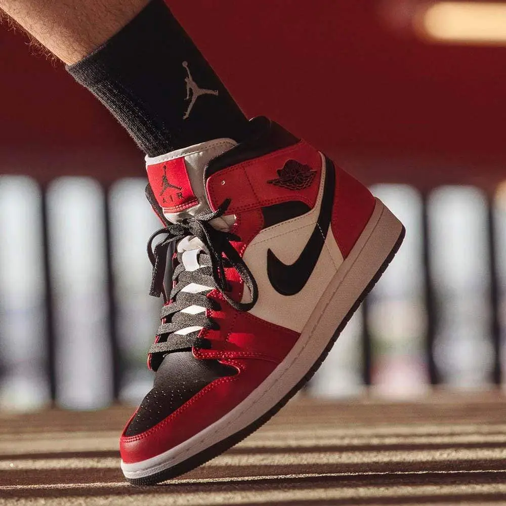 Air Jordan 1 Mid 'Chicago Black Toe' 