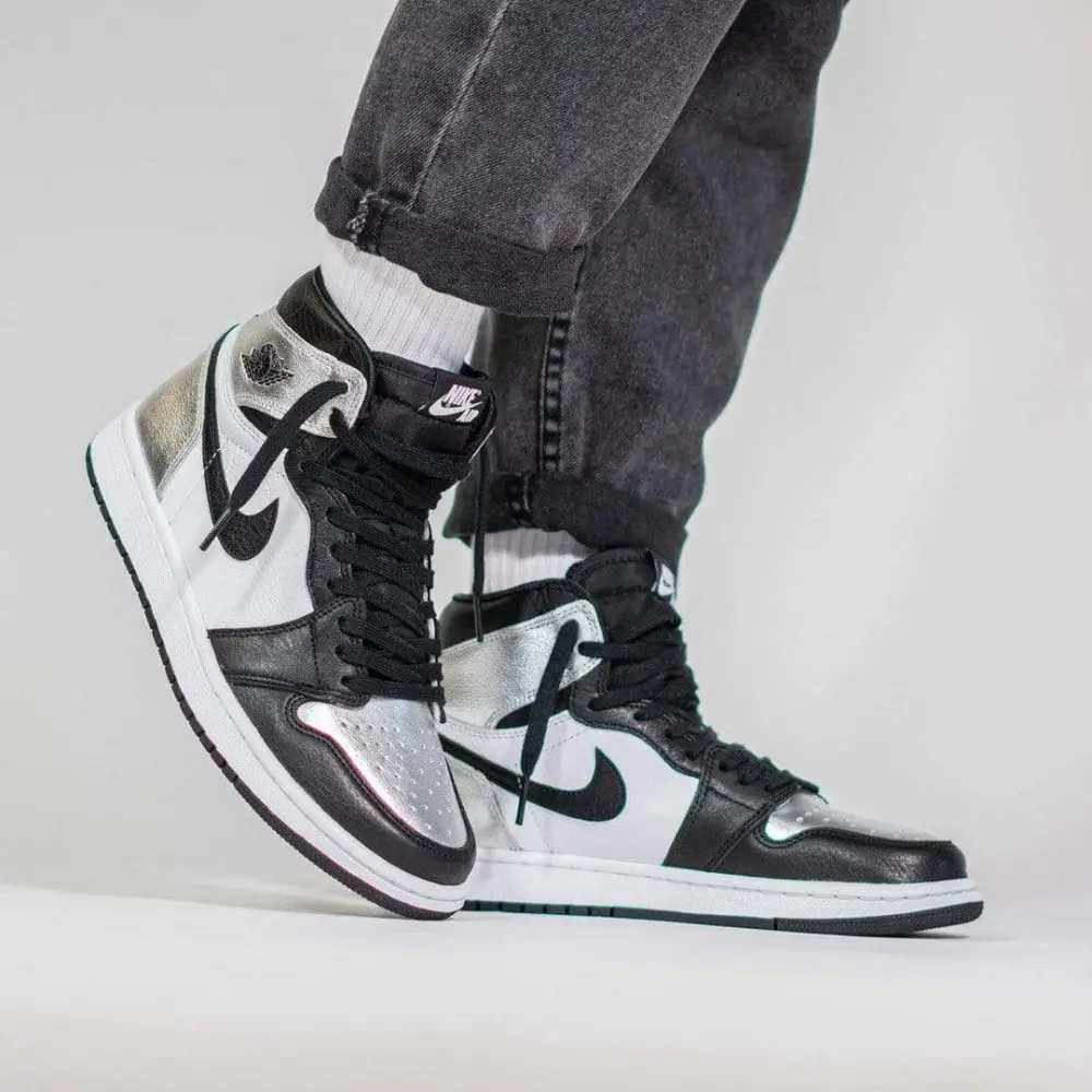 Air Jordan 1 Wmns Retro High OG 'Silver Toe' 