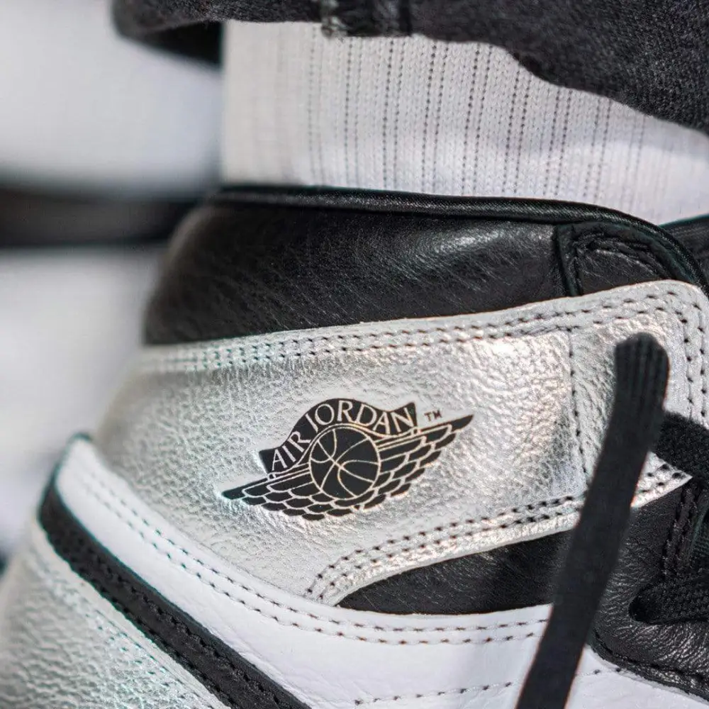Air Jordan 1 Wmns Retro High OG 'Silver Toe' 