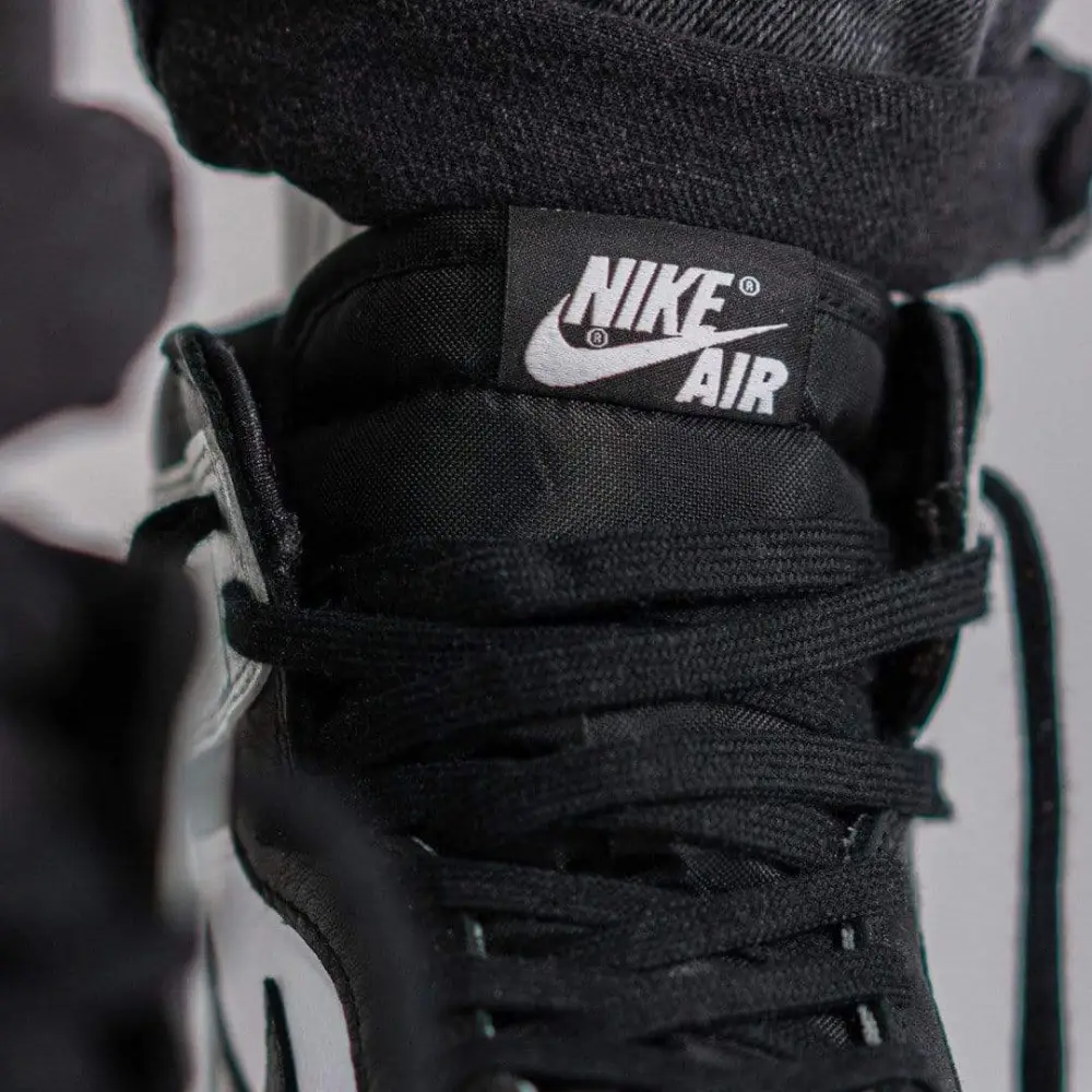 Air Jordan 1 Wmns Retro High OG 'Silver Toe' 