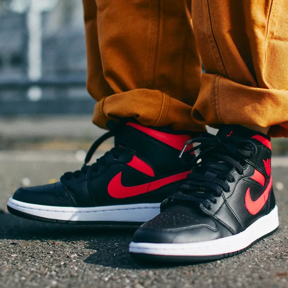Air Jordan 1 Wmns Mid 'Siren Red' 