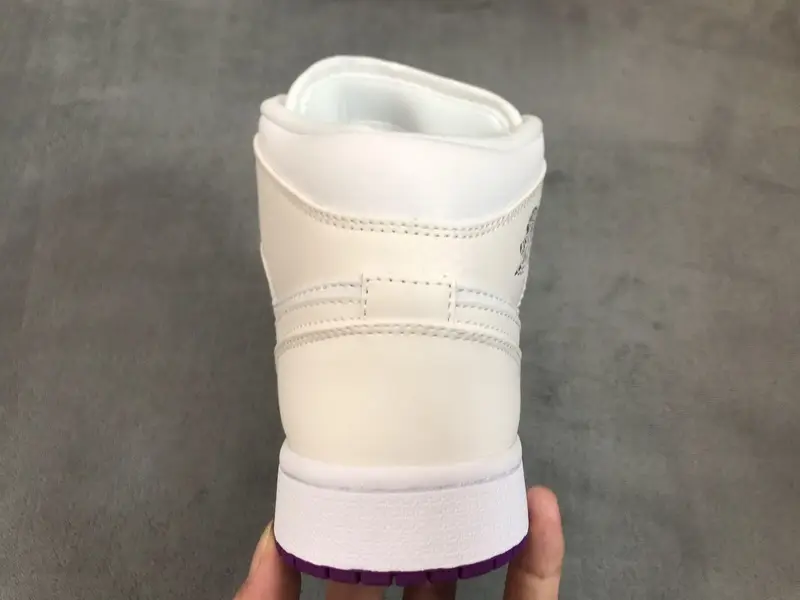 Air Jordan 1 Mid SE Jordan 1 Mid White Fuchsia Blast 555112-100