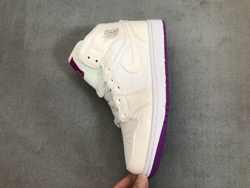 Air Jordan 1 Mid SE Jordan 1 Mid White Fuchsia Blast 555112-100