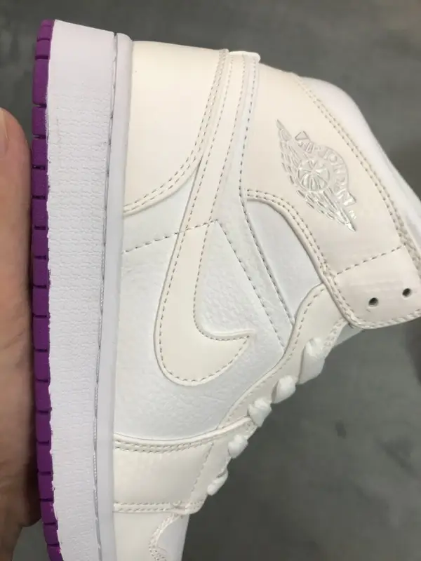 Air Jordan 1 Mid SE Jordan 1 Mid White Fuchsia Blast 555112-100