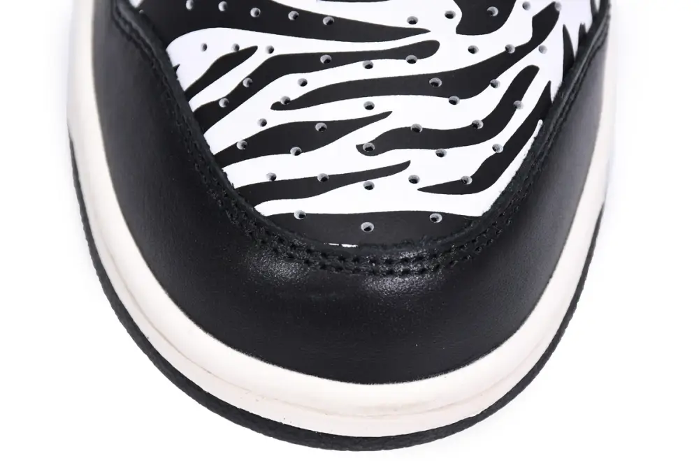Quartersnacks x Nike SB Dunk Low Zebra  DM3510-001 