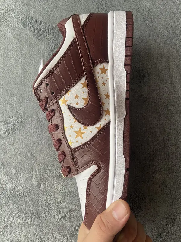 Supreme Supreme Dunk Reps x Nike SB Dunk Low "Brown Stars” DH3228-103
