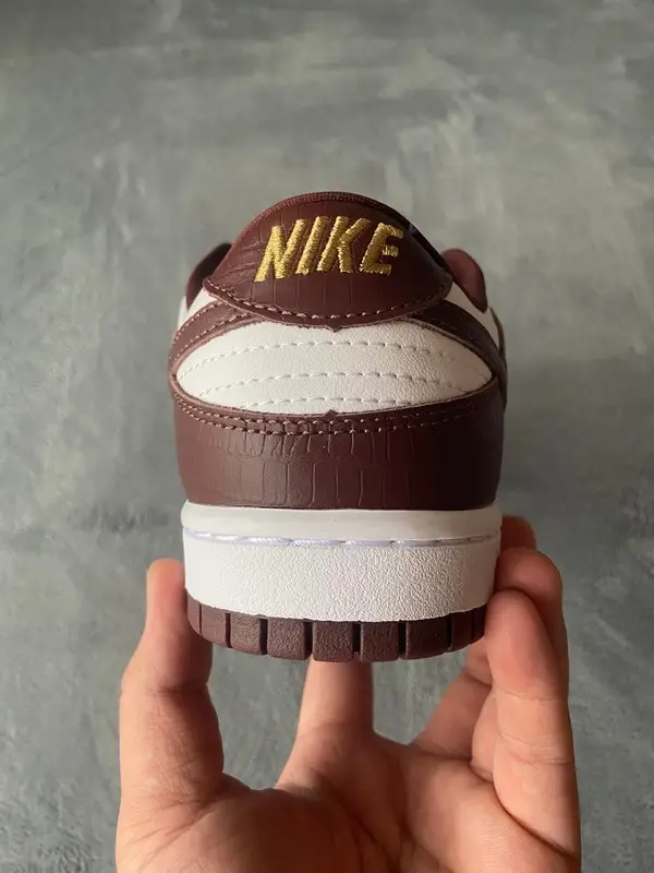 Supreme Supreme Dunk Reps x Nike SB Dunk Low "Brown Stars” DH3228-103