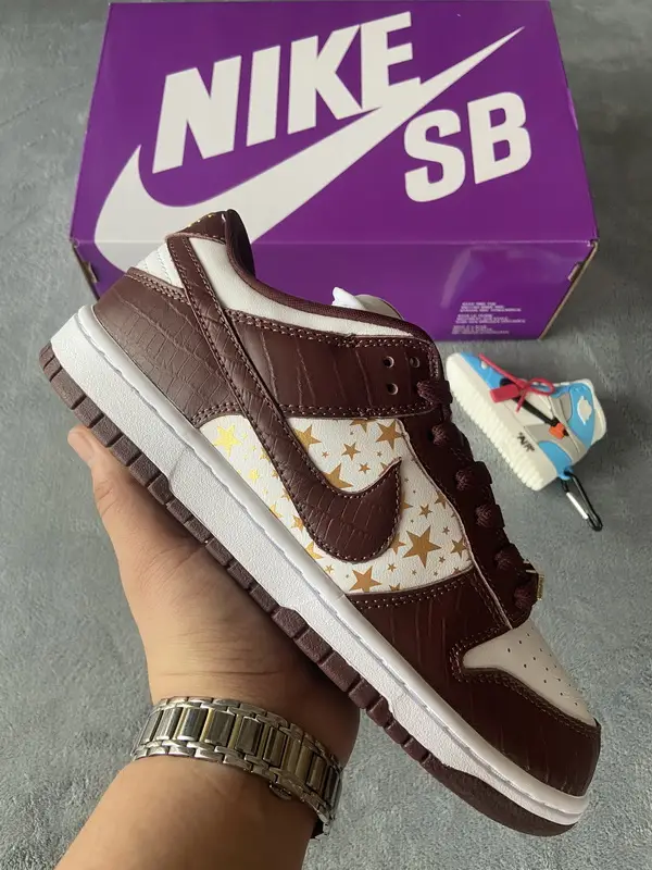 Supreme Supreme Dunk Reps x Nike SB Dunk Low "Brown Stars” DH3228-103