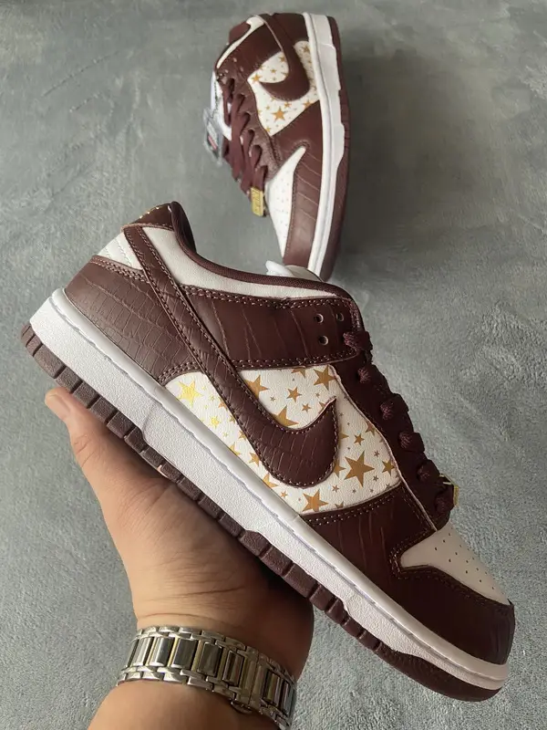 Supreme Supreme Dunk Reps x Nike SB Dunk Low "Brown Stars” DH3228-103