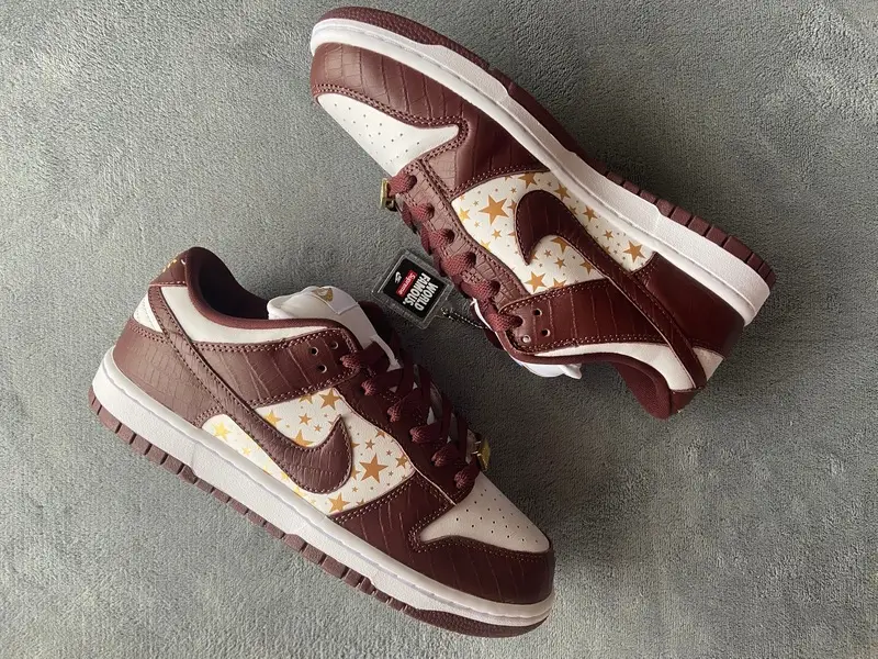 Supreme Supreme Dunk Reps x Nike SB Dunk Low "Brown Stars” DH3228-103