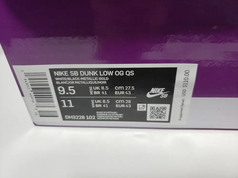 Supreme Supreme Dunk Reps x Nike SB Dunk Low Black Stars DH3228-102