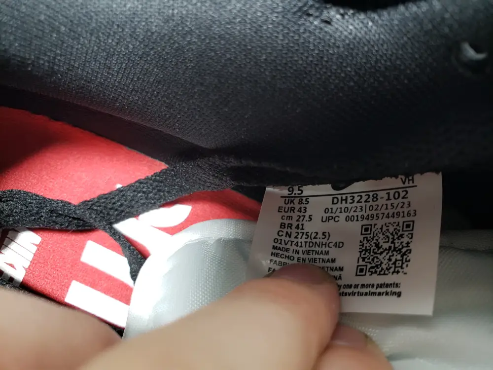 Supreme Supreme Dunk Reps x Nike SB Dunk Low Black Stars DH3228-102