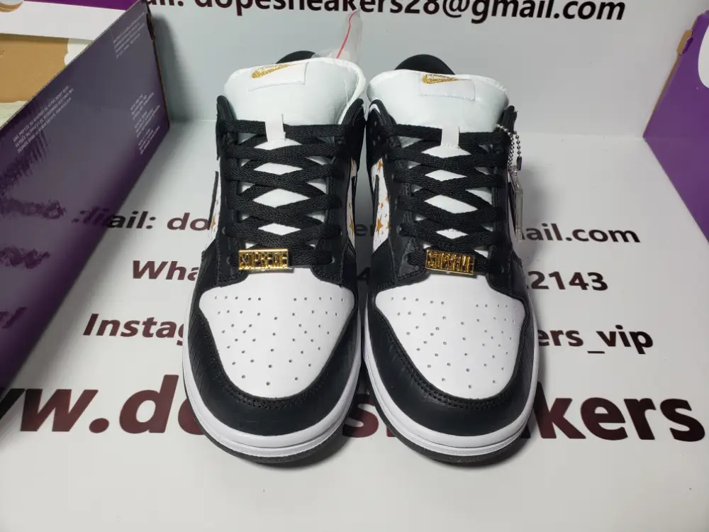 Supreme Supreme Dunk Reps x Nike SB Dunk Low Black Stars DH3228-102