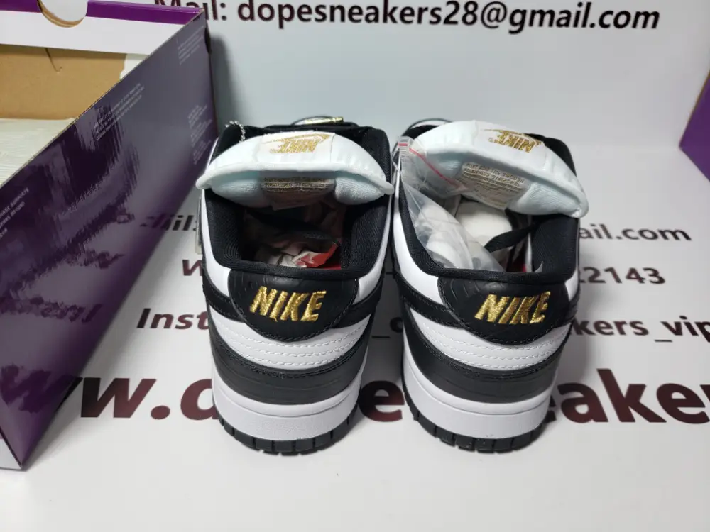 Supreme Supreme Dunk Reps x Nike SB Dunk Low Black Stars DH3228-102