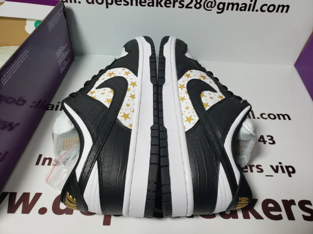 Supreme Supreme Dunk Reps x Nike SB Dunk Low Black Stars DH3228-102