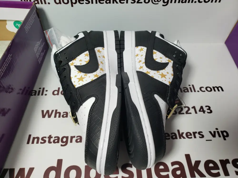 Supreme Supreme Dunk Reps x Nike SB Dunk Low Black Stars DH3228-102