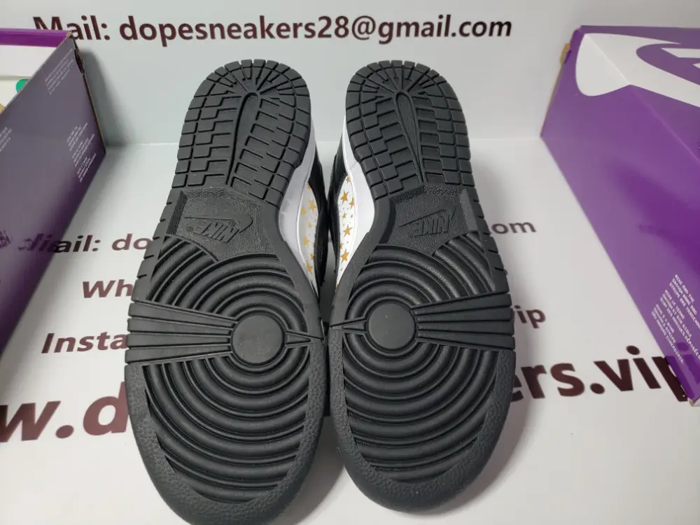 Supreme Supreme Dunk Reps x Nike SB Dunk Low Black Stars DH3228-102
