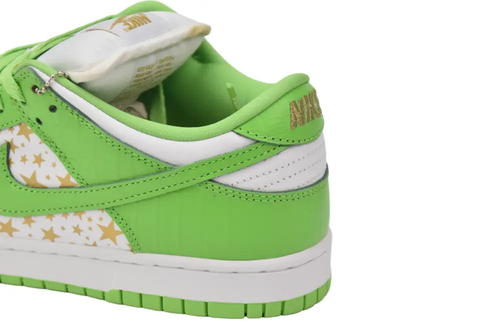 Supreme Dunk Reps x Nike SB Dunk Low "Green Stars” DH3228-101