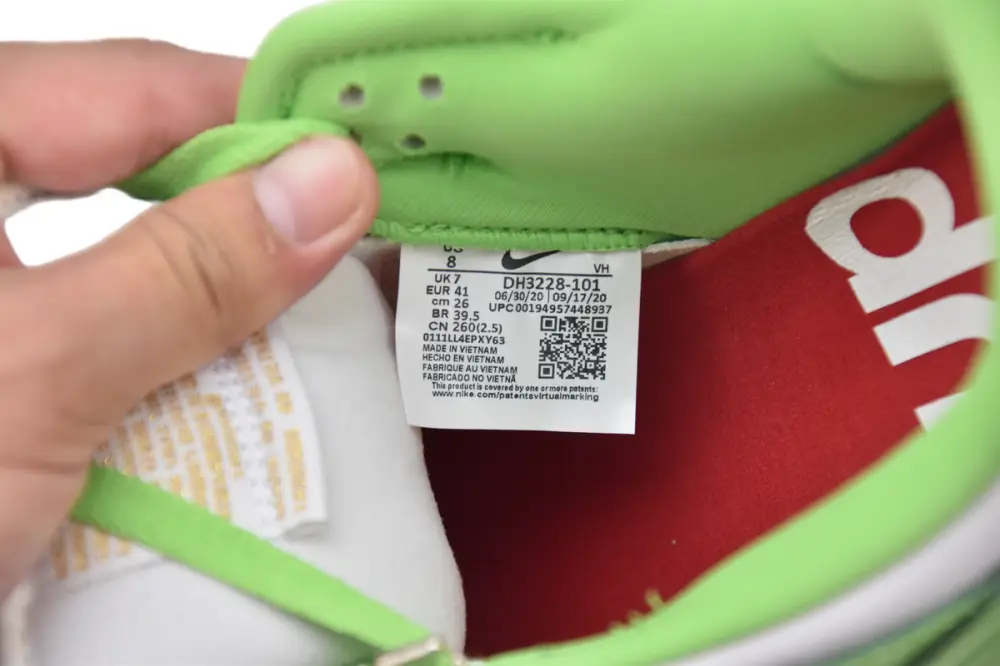 Supreme Dunk Reps x Nike SB Dunk Low "Green Stars” DH3228-101