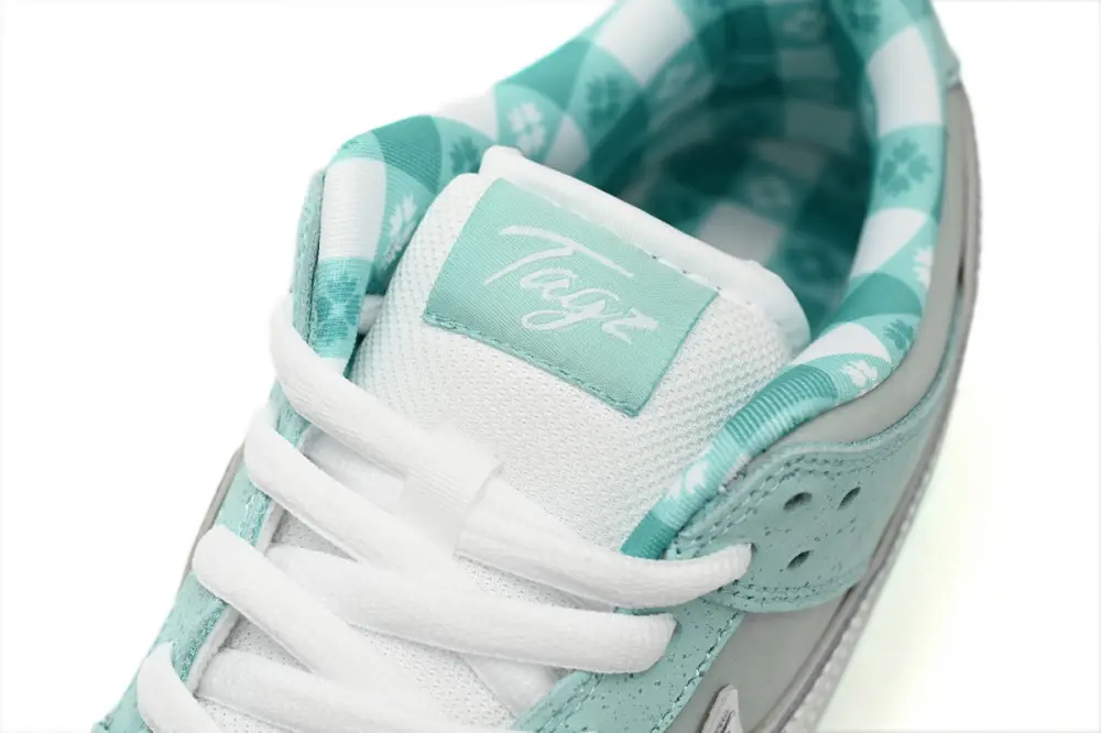 CONCEPTS × Nike Dunk SB Low  Lobster BV1310-402 