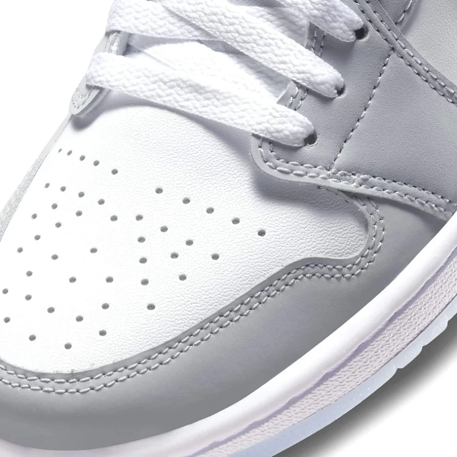 Air Jordan Retro Chicago 1 Low Wmns 'White Wolf Grey'