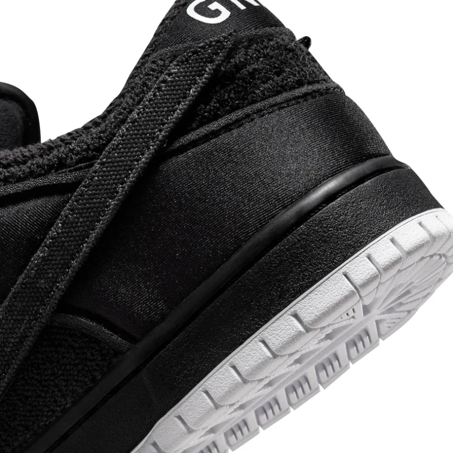 Gnarhunters x Nike Dunks Medium Curry Low SB 'Black'